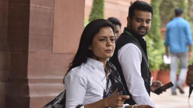 দিল্লিতে পার্লামেন্টের বাইরে মহুয়া মৈত্রের সঙ্গে প্রাজ্জ্বল রাভান্না