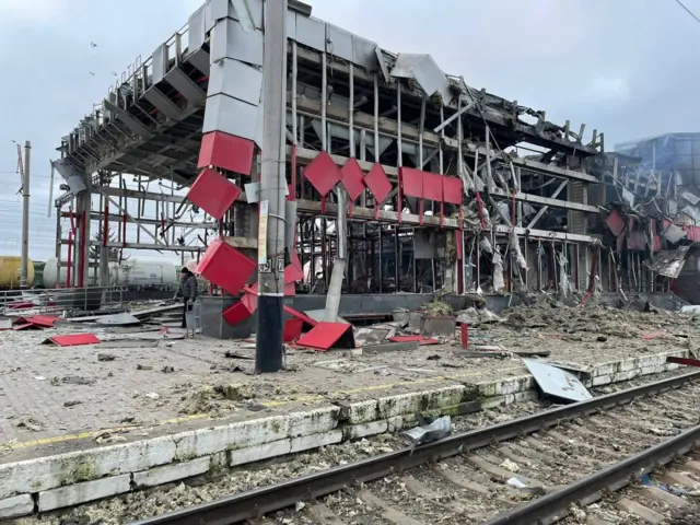 Знищена будівля вокзалу у Фастові