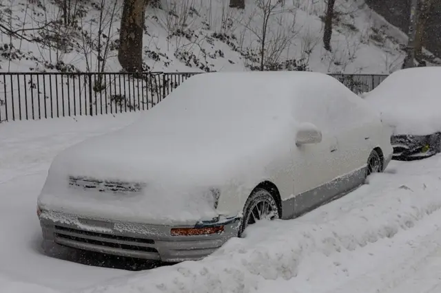 અમેરિકામાં બરફનું વાવાઝોડું, આઠ લાખથી વધુ ઘરોમાં અંધારપટ, અતિભારે બરફ, અમેરિકા, કૅનેડા, હવામાન, શિયાળો, બીબીસી ગુજરાતી