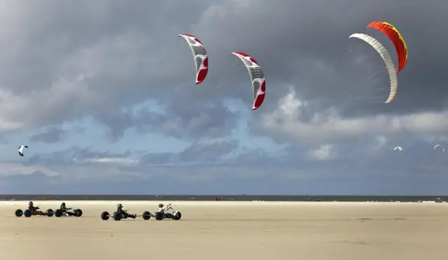 Kara yelkenlilerinin paraşütlü versiyonları da bulunuyor