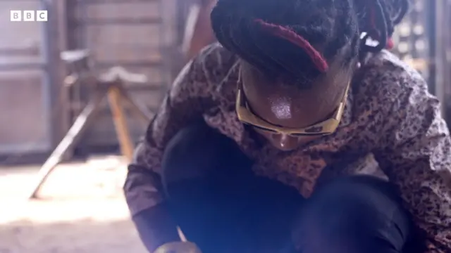 Ada De Welder kwuru na ụfọdụ ihe ndị ọ na-arụpụta bụ 'igwe e ji echekwa ụzọ, ụzọ igwe, akwa ndịna ụmụakwụkwọ na nke ndị ụlọọgwụ, mpio igwe dgz.