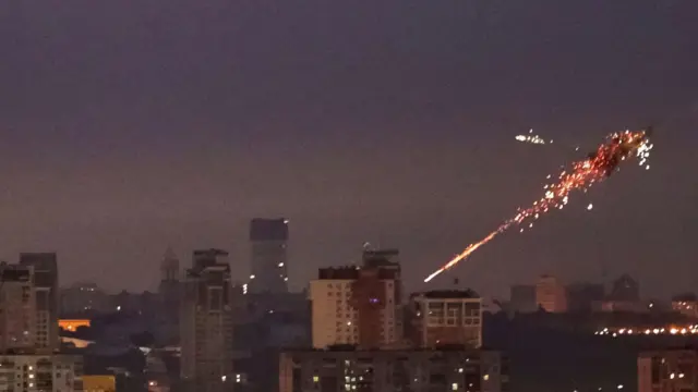 Kiev semalarında bir füzenin düşüşü görülüyor.