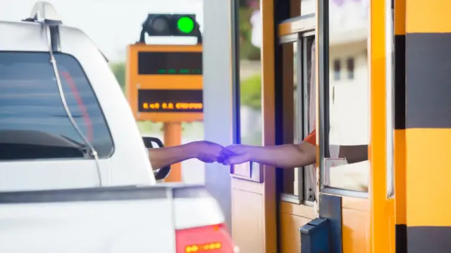 মহাসড়কে টোল প্লাজা