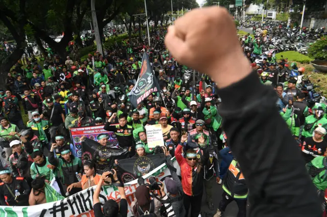 Sejumlah pengemudi ojek daring (ojol) melakukan aksi demonstrasi di kawasan Patung Kuda, Jakarta, Selasa (20/5/2025).