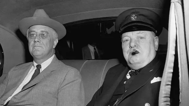 Франклин Делано Рузвельт и Уинстон Черчилль в автомобиле