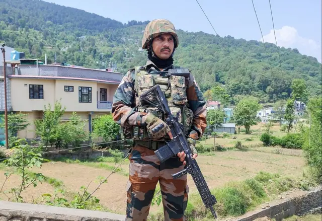 भारतीय सैनिक पुंछमध्ये पहारा देताना