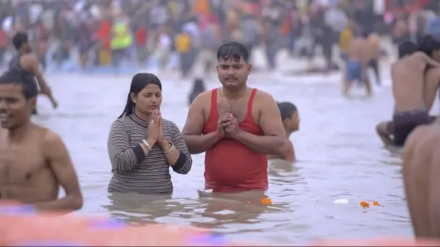 प्रयागराजमधील त्रिवेणी संगमावर स्नान करताना भाविक