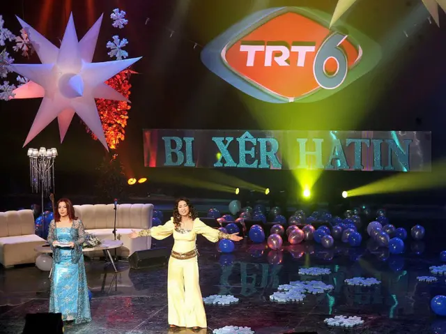 1 Ocak 2009 tarihinde TRT'nin Ankara stüdyosunda sunucular Kürtçe yayın yapan TRT kanalının açılış töreninin başlamasını bekliyorlar. Arkada Kürtçe bir yazı var.