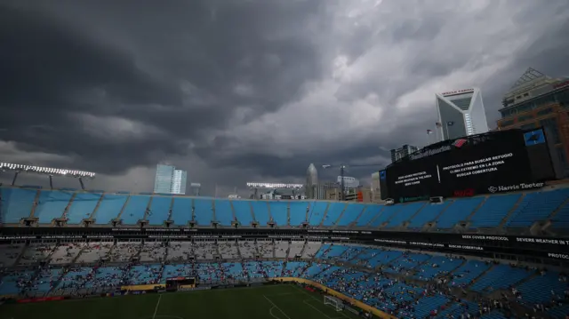 Vista do Bank of America Stadium, em Charlotte, na Carolina do Norte (EUA), durante a suspensão do jogo Chelsea x Benfica, pelo Mundial de Clubes da Fifa, devido a uma tempestade