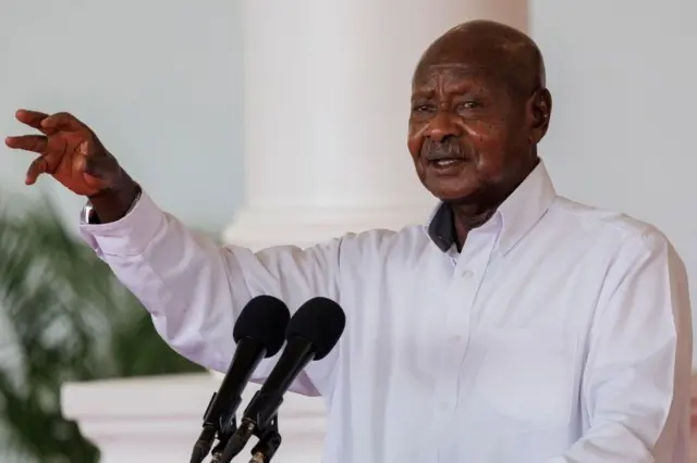Le président ougandais Yoweri Museveni gesticule alors qu'il s'adresse aux médias lors d'une conférence de presse lors de sa visite officielle de deux jours à Nairobi, le 16 mai 2024.