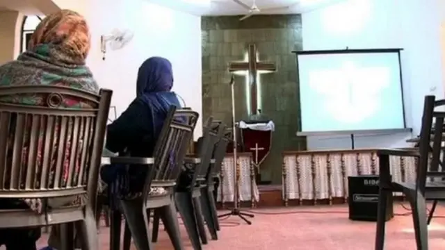 बस्तर के एक चर्च में आदिवासी परिवारों के लोग