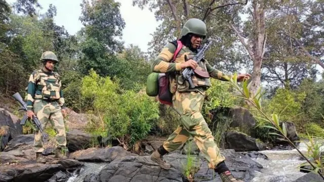 छत्तीसगढ़ के जंगलों में गश्त करते सुरक्षाकर्मी (फ़ाइल फ़ोटो)