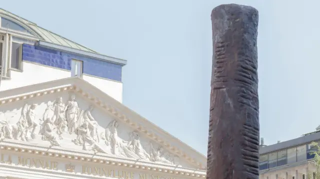 تمثال يجسد عظمة إيشانغو، التي عثر عليها عالم جيولوجي بلجيكي، يقف في ساحة عامة في بروكسل.
