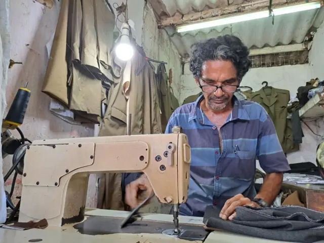 පොලිස් නිල ඇඳුම් මැසීමේ නිරතවන රාජු 