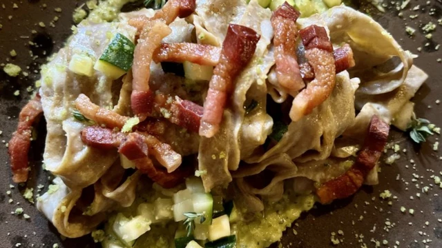 تقدم باستا التالياتيلي مع الكوسا