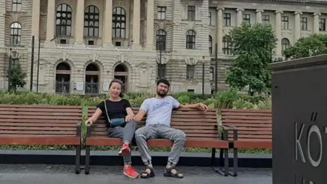 Салтанат жолдошу менен Словакияга барып иштеп жатканына эки жыл болду. Жакында балдарын алып кеткени жатканын жазды.
