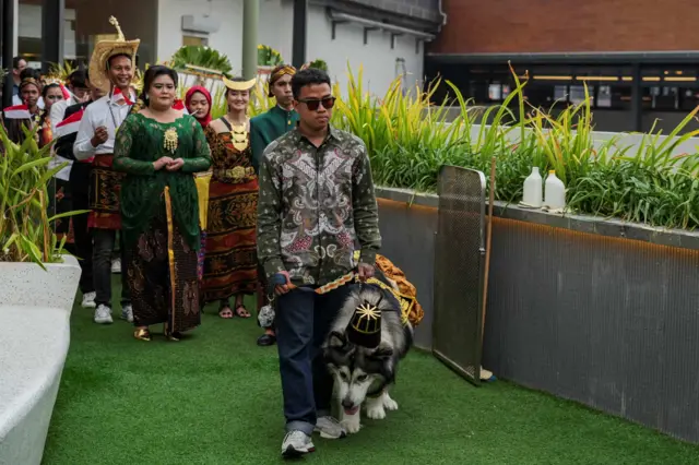 Jojo diarak menuju pelaminan.