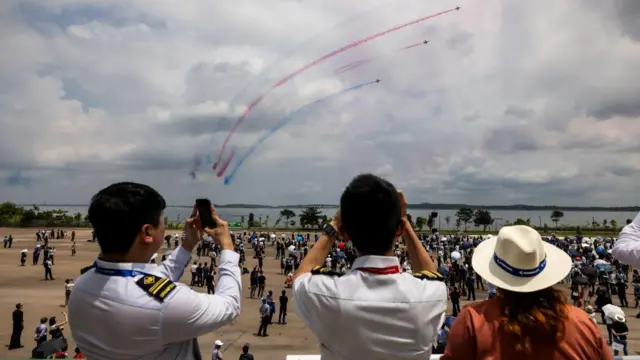 সিঙ্গাপুরের বিমান প্রদর্শনীতে বিভিন্ন দেশের উচ্চপদস্থ কর্মকর্তারা হাজির হন
