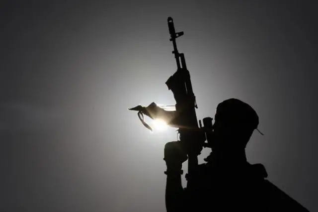 2021 मध्ये याह्याच्या रॅलीचे निरीक्षण करत असलेले सशस्त्र सुरक्षा कर्मचारी