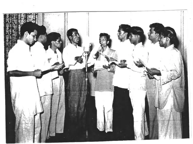 शाहीर साबळे सहकाऱ्यांसोबत गाणं सादर करताना 