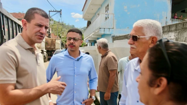 Douglas Ruas conversa com o pai e outras pessoas ao visitar obras em São Gonçalo