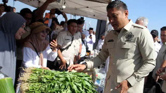 Wakil Menteri Pertanian sekaligus Ketua Umum Himpunan Kerukunan Tani Indonesia (HKTI) Sudaryono (kanan) meninjau produk pertanian yang dipamerkan pada kegiatan Temu Tani di Tajinan, Kabupaten Malang, Jawa Timur, Jumat (17/7/2026).