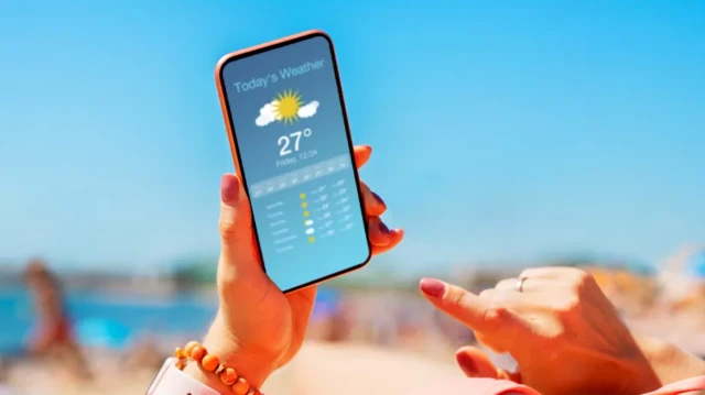 زنی موبایلی در دست گرفته