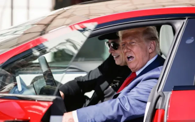 Donald Trump e Elon Musk juntos dentro de um carro e sorrindo