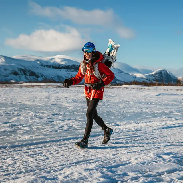 Ioana Barbu con su equipo en la nieve.
