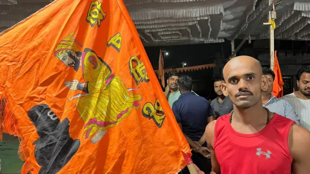 संभाजीनगरच्या चितेपिंपळगावचा मनोज पवार 60 किलोमीटर अनवाणी पायानं धावत अंतरवालीत आला होता. त्यामुळे त्याच्या तळपायाला फोडं आले होते.