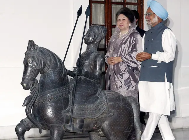 ২০০৬-র মার্চে দিল্লিতে প্রধানমন্ত্রী মনমোহন সিং ও প্রধানমন্ত্রী খালেদা জিয়া
