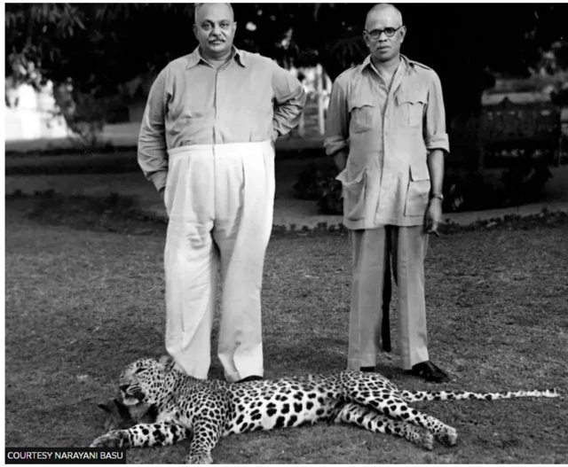 जामनगर रियासत के महाराजा दिग्विजयसिंहजी रंजीतसिंहजी जडेजा के साथ वीपी मेनन (दाएं). 