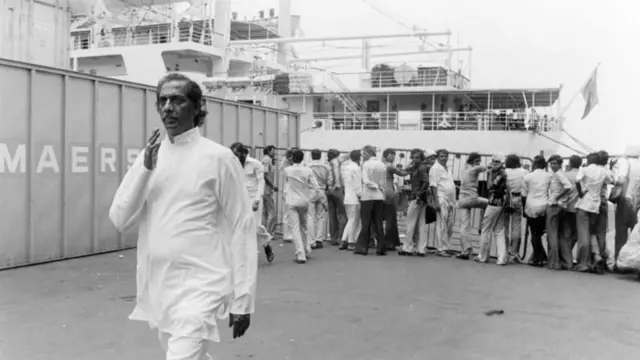 हाजी मस्ताननं बॉम्बे पोर्ट ट्रस्टच्या गोदीवर उतरणाऱ्या त्याच्या 'माला'साठी करीम लालाशी हातमिळवणी केली होती