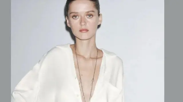 Девојка у белој кошуљи са дубоким изразом