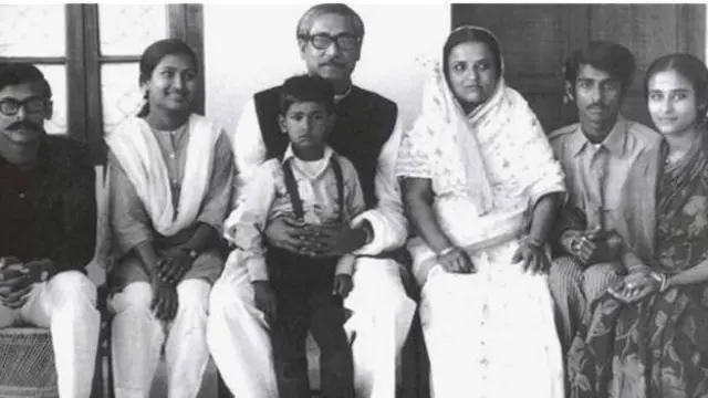 পরিবারের সদস্যদের সঙ্গে শেখ মুজিবুর রহমান