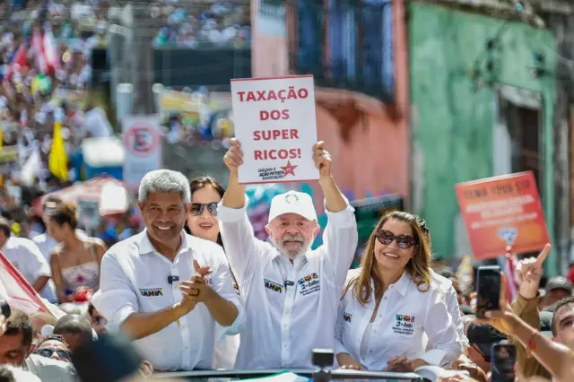 Protesto na sede do Itaú em SP pede taxação de super-ricos: o que diz projeto do governo Lula Lula exibe cartaz que pede "taxação dos super ricos"
