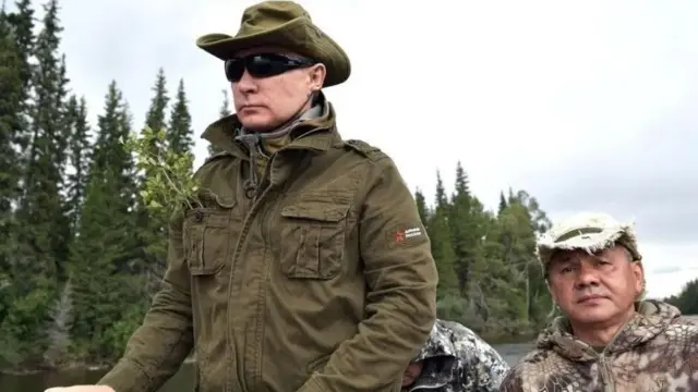 রুশ প্রেসিডেন্ট ভ্লাদিমির পুতিনের সঙ্গে প্রায়ই মৎস্য শিকারে যেতে দেখা যায় দেশটির প্রতিরক্ষামন্ত্রী সের্গেই শোইগুকে