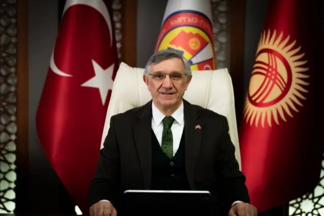 "Манас" университетинин сайтында Алпарслан Жейсандын ректордун милдетин аткаруучу болуп кайрадан дайындалганын куттуктаган кабар жарыяланды