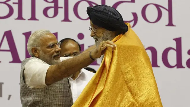 ਮਰਹੂਮ ਪ੍ਰਕਾਸ਼ ਸਿੰਘ ਬਾਦਲ ਅਤੇ ਨਰਿੰਦਰ ਮੋਦੀ