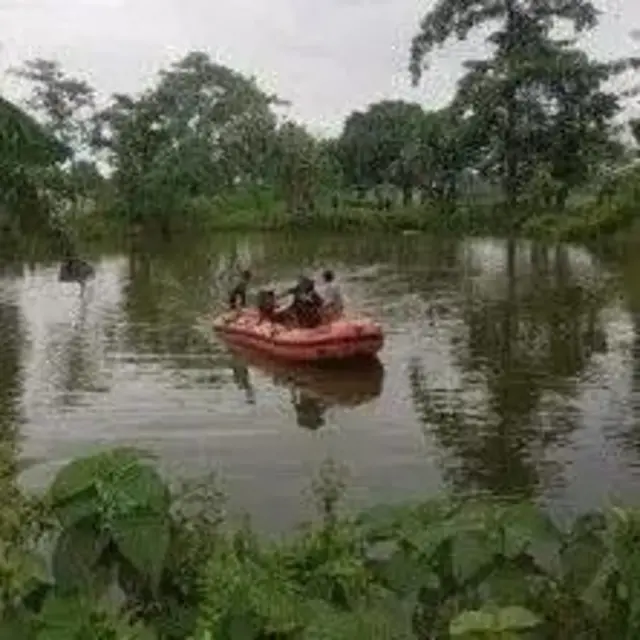 পুলিশের দাবি, ঘটনাস্থলে নিয়ে যাওয়া হয়েছিল অভিযুক্তকে সেই সময় তিনি পালানোর চেষ্টা করেন এবং জলাশয়ে পড়ে যান