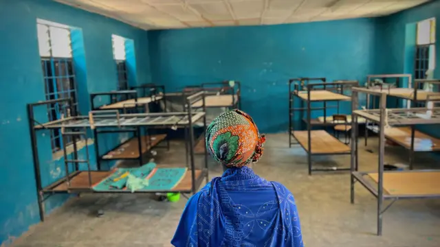 Woman dey look inside di dormitory