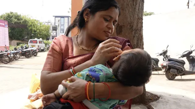 परासिया के सामुदायिक हेल्थ सेंटर में अपने बच्चे का इलाज कराने आईं कृष्णा डहेरिया 