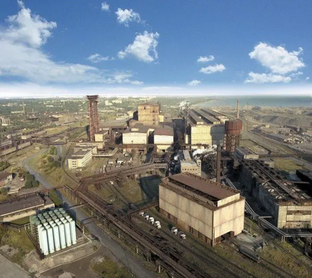 "Азовсталь" - эң ири өнөр жай өндүрүштөрүнүн бири. Заводдун аянты - 11 чарчы километр.