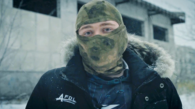 Младић са маскирном капом преко лица