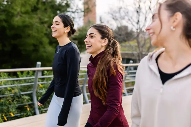 Yan yana yürüyen genç kızlar