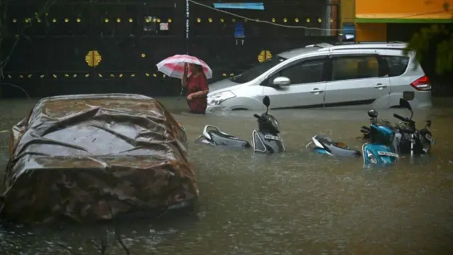 వర్షపు నీటిలో కార్లు 