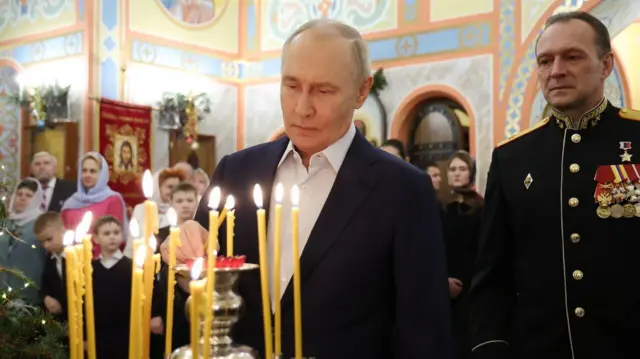 Владимир Путин пали свећу у цркви за Божић