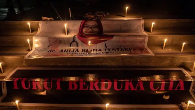 Sejumlah lilin menghiasi poster duka cita atas meninggalnya salah satu mahasiswi Program Pendidikan Dokter Spesialis (PPDS) Anestesi berinisial ARL (30) dengan dugaan perundungan saat aksi lilin sebagai simbol berkabung Badan Eksekutif Mahasiswa (BEM) Fakultas Kedokteran (FK) Universitas Diponegoro (UNDIP) di Lapangan Widya Puraya UNDIP, Tembalang, Semarang, Jawa Tengah, Senin (2/9/2024).