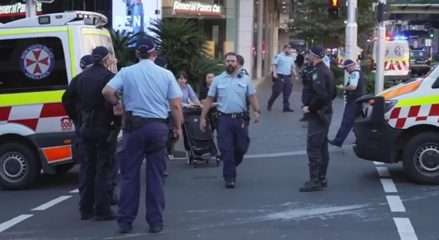 ஆஸ்திரேலியா: மாலில் நுழைந்து கத்தியால் 6 பேரை கொன்ற நபர் - நேரில் பார்த்தவர்கள் கூறுவது என்ன? 