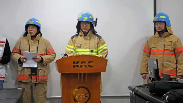 29일 오전 전남 무안국제공항 활주로에 여객기가 추락한 사고와 관련해 이정현 무안소방서장(가운데)이 브리핑하고 있다